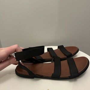 Universal thread Black and Brown Strappy Sandals. Women’s 11